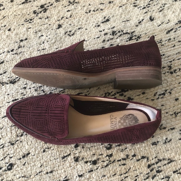 LIKE NEW Vince Camuto Burgundy Flats Size 7.5 - Picture 3 of 5